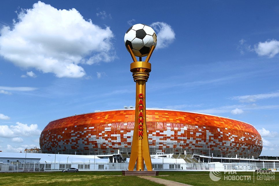 Стела с мячом возле стадиона "Мордовия Арена" в Саранске